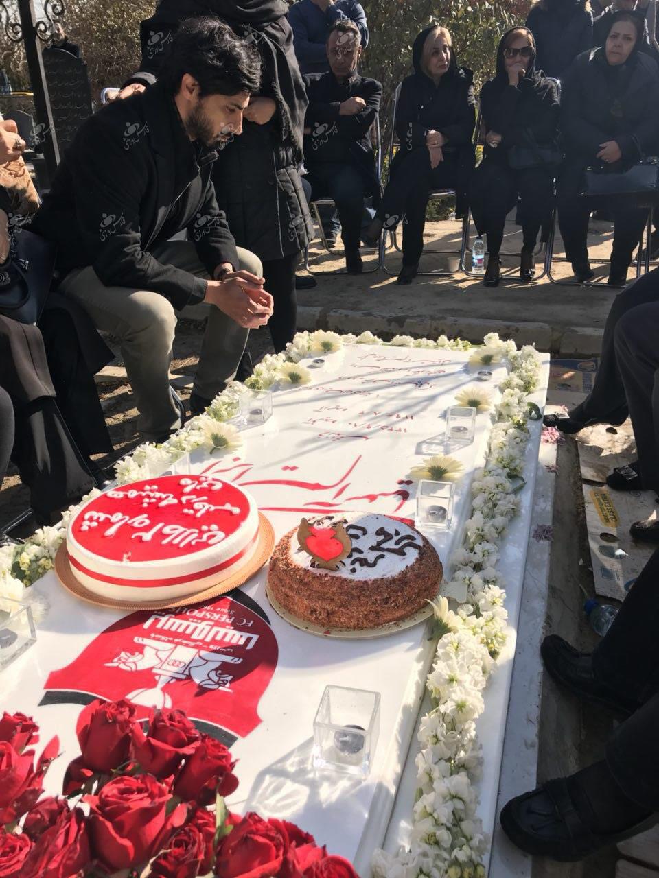 کیک تولد مرحوم آشتیانی در چهلمین روز درگذشتش بریده شد+ تصاویر