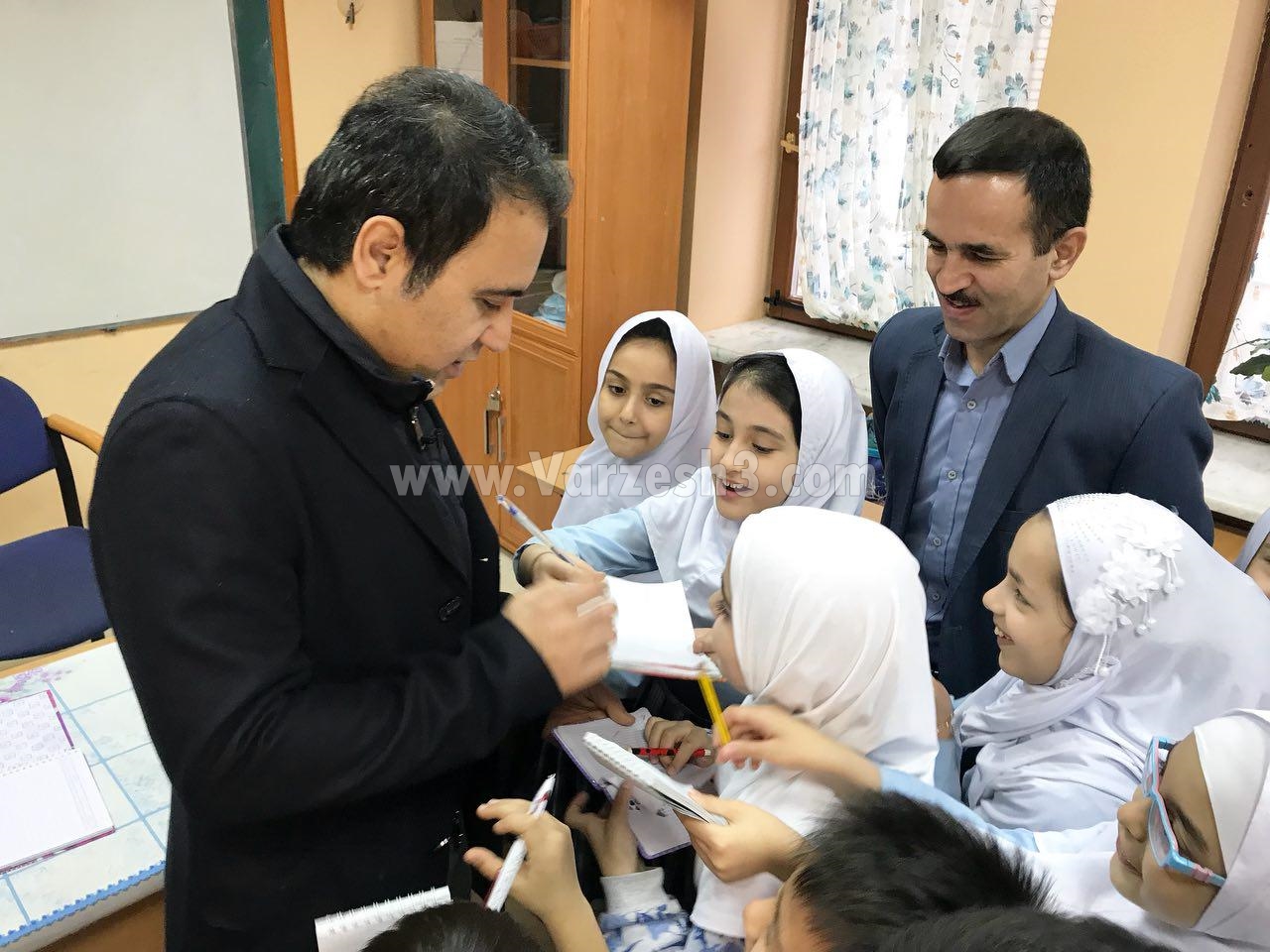 سورپرایز مهدوی‌کیا برای دانش‌آموزان ایرانی مسکو +عکس