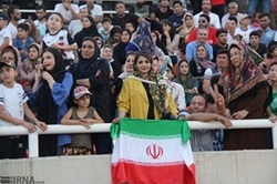 تصویری از حضور زنان در استادیوم کرج در لیگ