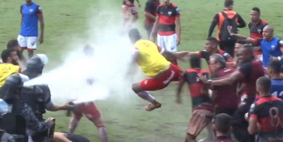 درگیری در فوتبال برزیل تمسخر رقیب باعث زد و خورد شد
