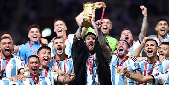 عبای جنجالی مسی در جشن قهرمانی جام جهانی طلا شد